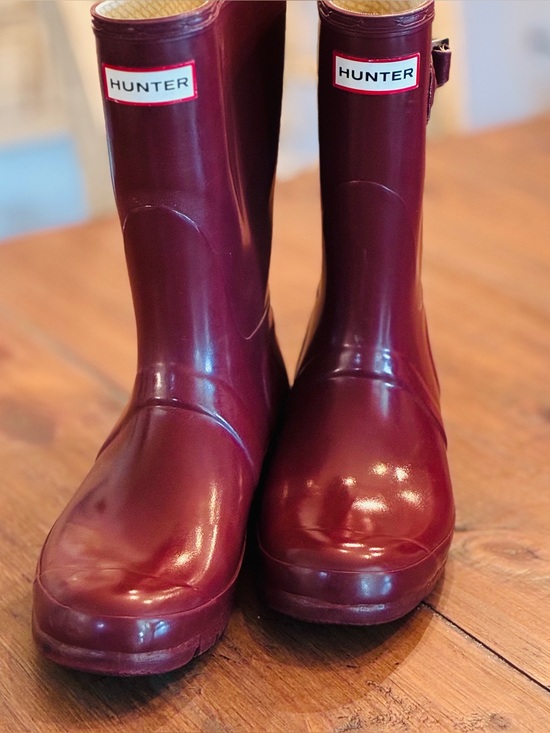 Hunter Shoes - Hunter Red Gloss Rain Boots. Short with buckle. Unisex size men 8 women 9
